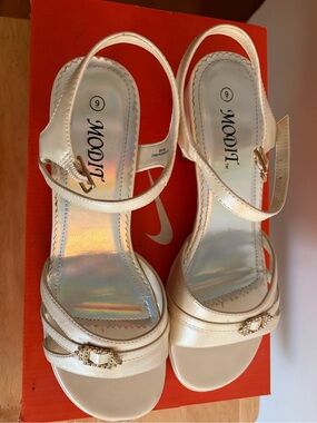 Modit Cream Dress Sandals with Decorative Buckle - Size  9